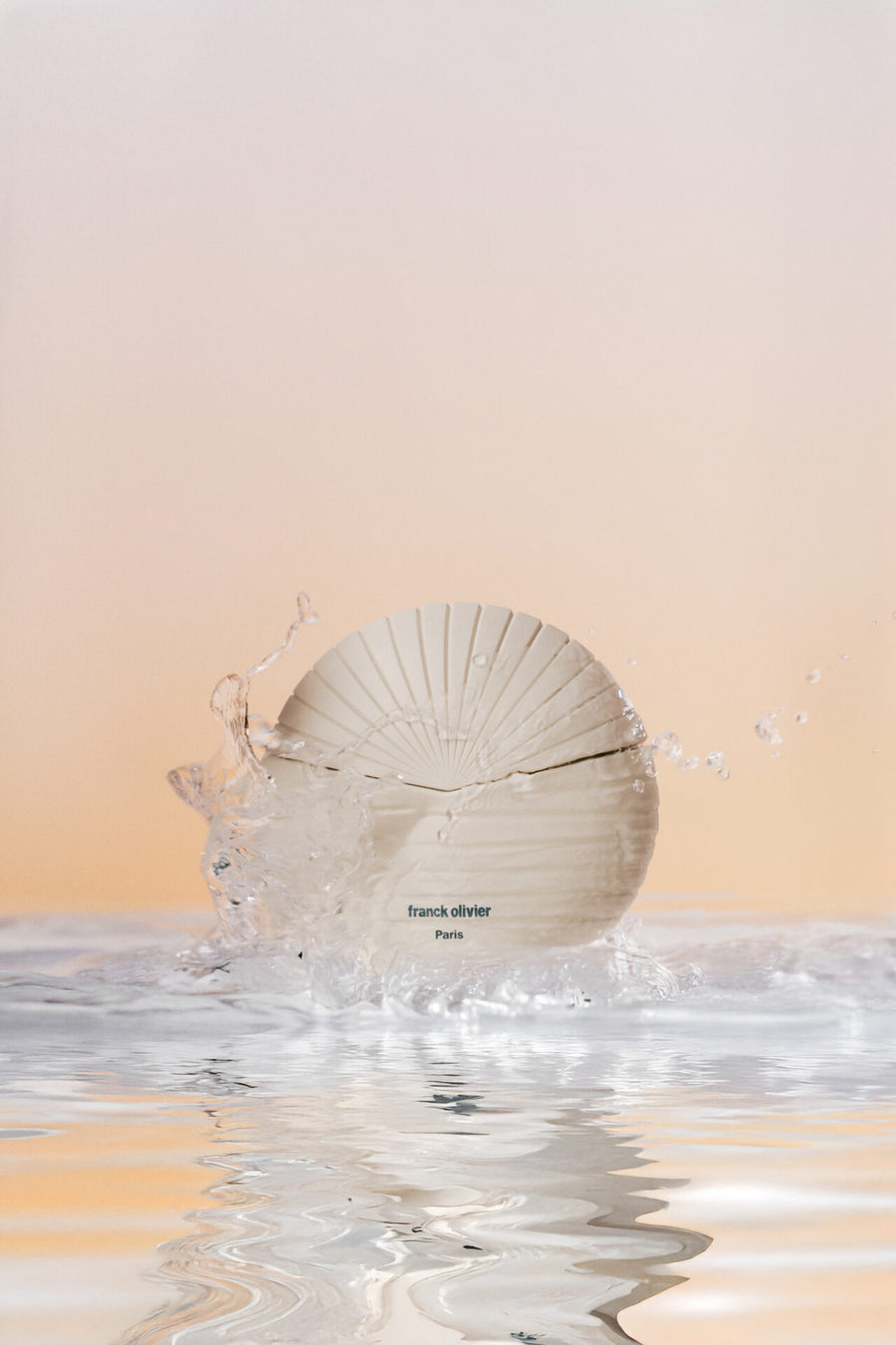 El frasco Coquillage surgiendo del agua