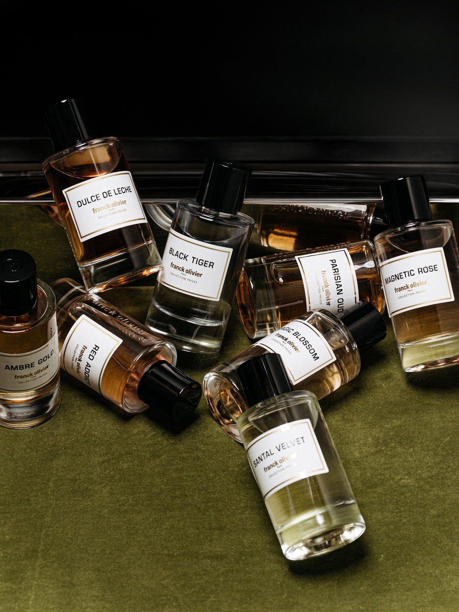Los ocho frascos de la Collection Privée sobre terciopelo verde