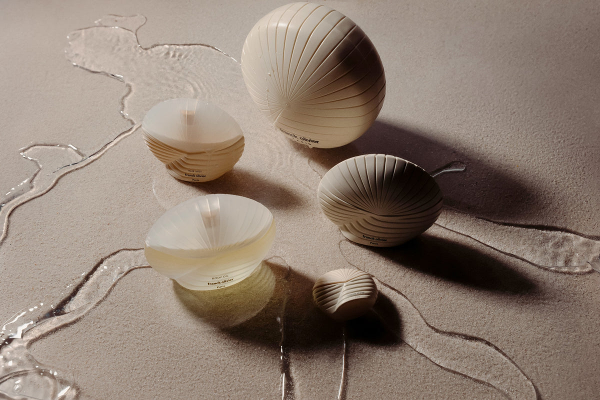 Los frascos Coquillage sobre la arena mojada